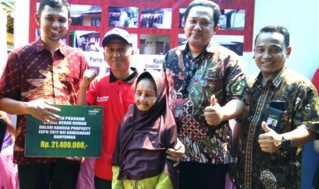 Pemnyerahan bantuan dana bedah rumah oleh Laznas BSM Umat kepada warga Banyumas, Jawa Tengah, Ahad (24/12).