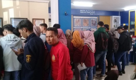 Pemohon kartu kuning di Dinas Tenaga Kerja Kabupaten Indramayu membludak sejak masa libur panjang sekolah. Sebagian besar dari mereka adalah lulusan SMA/SMK yang ingin mencari pekerjaan. 