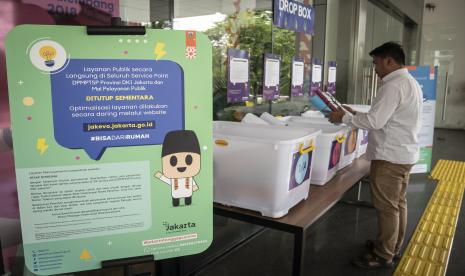 Pemohon meletakkan berkas ke dalam drop box yang disediakan di Mal Pelayanan Publik (MPP), Jakarta, Rabu (1/4/2020). Dinas Penanaman Modal dan Pelayanan Terpadu Satu Pintu (DPMPTSP) Provinsi DKI Jakarta menutup sementara layanan publik secara langsung di 316 Unit Pelaksana PMPTSP dan Mal Pelayanan Publik sampai 19 April 2020 dan mengajak warga Ibu Kota untuk memanfaatkan layanan daring dalam mengajukan permohonan perizinan atau nonperizinan melalui situs jakevo.jakarta.go.id sebagai tindakan preventif menekan penyebaran virus Corona (COVID-19).