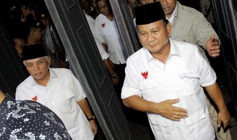 Pemohon pasangan nomor urut satu Prabowo Subianto (kanan) dan Hatta Rajasa (kiri) keluar dari Gedung Mahkamah Konstitusi usai mengikuti sidang perdana sengketa Pilpres 2014, Jakarta Pusat, Rabu (6/8). 