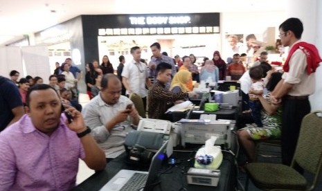 Pemohon rela antri sejak subuh demi mendapatkan nomor antrian untuk perbarui paspornya di stan Layanan Paspor Simpatik Imigrasi Jakarta Selatan Goes to Mall, Gandaria City, Jakarta, Sabtu (6/1). 