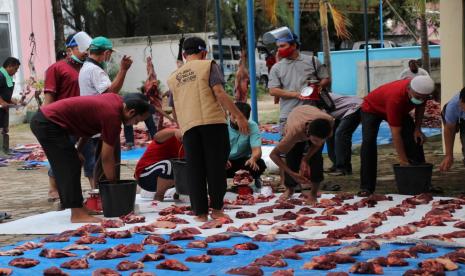 Polda Jabar Salurkan 862 Hewan Kurban. Foto:   Pemotongan daging kurban (ilustrasi)