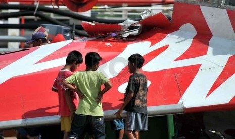   Pemotongan Ekor Pesawat. Petugas memotong badan pesawat Air Asia QZ8510 di Pelabuhan Panglima Utar, Kumai, Kalteng, Senin (12/1)