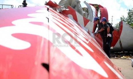 Pemotongan Ekor Pesawat. Petugas memotong badan pesawat Air Asia QZ8510 di Pelabuhan Panglima Utar, Kumai, Kalteng, Senin (12/1).