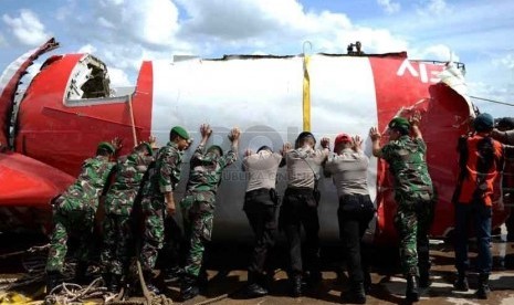 Pemotongan Ekor Pesawat. Petugas memotong badan pesawat Air Asia QZ8510 di Pelabuhan Panglima Utar, Kumai, Kalteng, Senin (12/1).