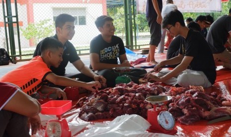 Pemotongan hewan kurban di Teuku Nyak Arif Fatih Bilingual School dan Fatih Bilingual School' di Aceh. 