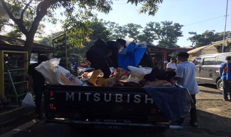 Pemotongan hewan kurban tengah berlangsung di Rumah Potong Hewan (RPH) Ciroyom, Kota Bandung. Ahad (10/7/2022). 