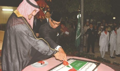 Pemotongan Kue saat pelantikan Jokowi di KBRI Riyadh