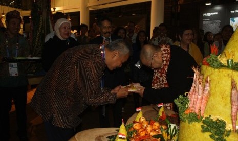 Pemotongan tumpeng dalam rangka penutupan Paviliun Indonesia, Tomy Winata dan Jaya Suprana