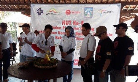 Pemotongan tumpeng peringatan HUT Perhimpunan Hotel dan Restoran Indonesia (PHRI) BPC Kabupaten Sleman.