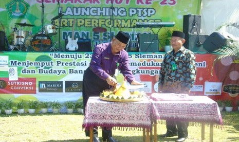 Pemotongan tumpeng saat perayaan ulang tahun ke-23 MAN 5 Sleman. Ma 5 Sleman menggelar beragam lomba tingkat SMP/Mts se-Kabupaten Sleman