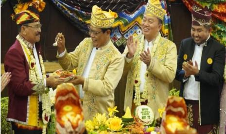 Pemotongan tumpeng sebagai bentuk syukur itu dilakukan oleh Paman Birin, sapaan akrab Gubernur Kalsel itu. Pada pemotongan tumpeng itu, tampak didampingi Pimpinan Wilayah Bank Indonesia Kalsel, Ketua OJK Regional Kalimantan, dan anggota dewan lainnya.