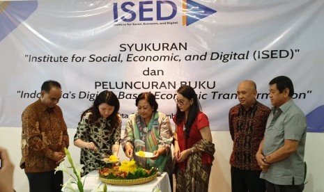 Pemotongan tumpeng tanda syukur atas peresmian Institute for Social, Economic, and Digital (ISED) oleh Sri Adiningsih (founder) disaksikan Menteri Koperasi dan UMKM Teten Masduki, Wamen Kementrian Desa Budi Arie Setiadi, dan mantan Menkopolkam Widodo AS. 