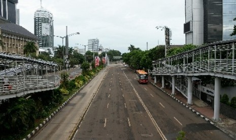 Pemotor dilarang melintasi Ruas jalan protokol MH Thamrin tampak lengang di Jakarta, Kamis (1/1).