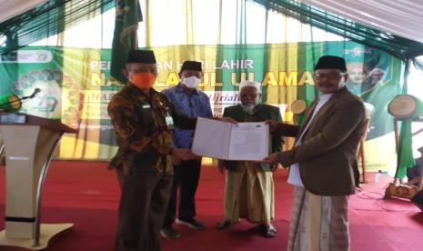 Pemprov Banten memberikan kado istimewa di Hari Lahir (Harlah) Pengurus Nahdatul Ulama yang ke-99 yang digelar di halaman kantor PWNU Banten Jalan Raya Jakarta Kemang, Panancangan, Kecamatan Cipocok Jaya, Kota Serang.