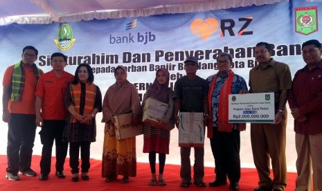 Pemprov Jabar, BJB dan RZ Gelar Program Jabar Peduli Banjir Bima di Bima (16/1). Foto: Zuli Istiqomah/Republika