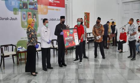 Pemprov Jabar, memberikan bantuan kuota internet untuk melaksanakan pembelajaran jarak jauh (PJJ). Masing-masing pelajar dan guru di SMA, SMK, dan SLB, di Jawa Barat akan mendapat kartu berisi data internet sebesar 10 GB. Program Merdeka Belajar Jarak Jauh ini terselenggara dari hasil kerja sama antara Telkomsel dengan Pemerintah Provinsi Jawa Barat.