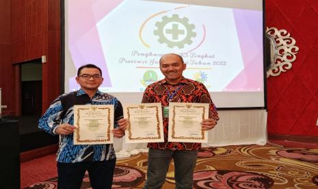 Pemprov Jabar menganugerahkan tiga penghargaan Level Platinum sekaligus kepada PT Kilang Pertamina Internasional (KPI) Unit Balongan.