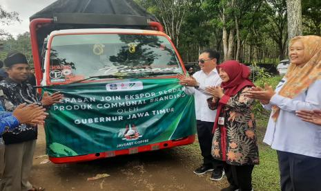 Pemprov Jatim melepas ekspor 200 ton kopi bermerek Javeast Coffe ke Mesir. Kopi tersebut merupakan hasil skema communal branding beberapa daerah di Jatim.