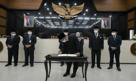 Pemprov Jawa Barat mendapatkan opini keuangan wajar tanpa pengecualian (WTP) untuk kesepuluh secara beruntun dari Badan Pemeriksa Keuangan (BPK). Gubernur Jawa Barat Ridwan Kamil menghadiri Rapat Paripurna DPRD Jabar terkait Penyerahan Laporan Hasil Pemeriksaan (LHP) atas Laporan Keuangan Pemerintah Daerah (LKPD) Provinsi Jawa Barat Tahun Anggaran 2020, di Ruang Sidang DPRD Jabar, Jumat (28/5).