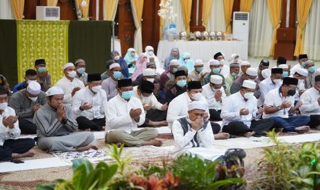 Pemprov Kalimantan Selatan menggelar shalat hajat dan doa bersama yang dipimpin KH Ahmad Sanusi Ibrahim atau yang akrab disapa Guru Jaro, di Mahligai Pancasila, Jl R Suprapto Banjarmasin, Sabtu (4/12) malam. Selain Guru Jaro, doa bersama juga dihadiri Gubernur Kalsel, Dr ( HC) H Sahbirin Noor bersama Ketua TP PKK Prov Kalsel, Hj Raudatul Jannah Sahbirin, SKM, MKes, beserta jajaran Kepala SKPD Lingkup Provinsi Kalsel.