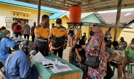 Pemprov Kalsel bersama seluruh elemen masyarakat dibantu TNI/POLRI terus bergerak melakukan fasilitasi dan aksi untuk meningkatkan capaian vaksinasi Covid 19. Gubernur Kalsel Sahbirin Noor mengajak untuk mendoakan korban meninggal Covid-19.