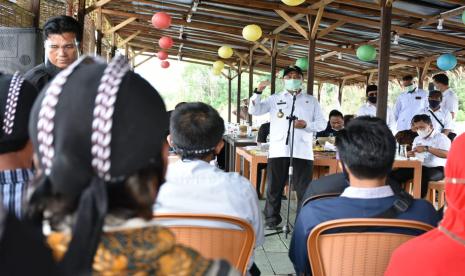 Pemprov. Kepulauan Bangka Belitung (Babel) berikan kemudahan bagi pelaku usaha kecil dan menengah (UKM) di Desa Belo Laut, Kecamatan Muntok, Kabupaten Bangka Barat untuk mendapatkan pinjaman modal usaha melalui Kredit Usaha Rakyat (KUR) dengan tujuan usaha masyarakat tersebut dapat berkembang di pandemi Covid -19.