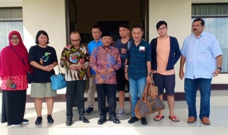 Pemprov NTB dan Pemkab Lombok Utara mengantar kepulangan dua jenazah wisatawan Malaysia yang didampingi keluarga korban di Bandara Internasional Lombok pada Selasa (19/3).