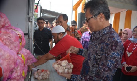 Gubernur Sumbar Irwan Prayitno saat operasi pasar untuk menekan harga bawang putih. (Foto: Dokumentasi Humas Pemprov Sumbar)