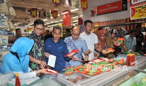 Pemprov Sumbar dan BBPOM Padang melakukan sidak di Spar, Plaza Andalas Kota Padang. Hasilnya, masih ditemukan produk makanan olahan kedaluwarsa. 