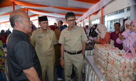 Pemprov Sumbar gelar pasar murah di 11 titik untuk meredam lonjakan harga pangan menjelang Lebaran. 