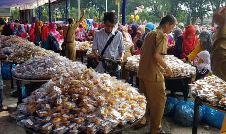 Pemprov Sumbar sajikan 50 ribu sala lauak, sajian khas Minang berbahan dasar ikan. Aksi ini sekaligus memecahkan rekor MURI. 