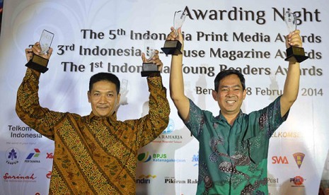 Pemred Harian Republika, Nasihin Masha (kanan) dan Kepala Desainer Harian Republika, Sarjono (kiri) berfoto bersama saat malam penganugerahan Indonesia Print Media Award (IPMA) di Bengkulu, Sabtu (8/2).