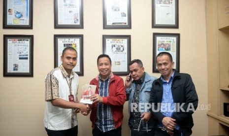 Pemred Republika Irfan Junaedi bersama Personel lawak Grup Bagito Dedi Gumelar alias Miing, Hadi Wibowo alias Unang, dan Didin Pinasti bertukar buku saat bersilaturahim ke kantor Republika, Jakarta, Kamis (27/10).