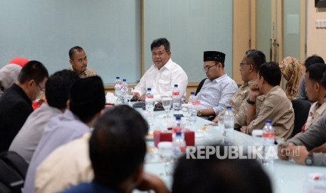 Pemred Republika Irfan Junaidi (kiri) dan Deputi Baznas Arifin Purwakananta bersama perwakilan organisasi-organisasi zakat dan kemanusiaan saat pertemuan di Kantor Republika, Jakarta, Senin (4/9).