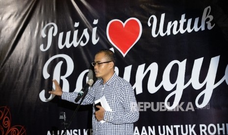 Pemred Republika Irfan Junaidi memberikan sambutan pada malam Puisi Untuk Rohingya yang digagas oleh AKUR di Gedung Dakwah PP Muhammadiyah, Jakarta, Ahad (10/9) malam. 