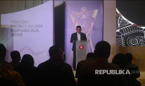 Pemred Republika Irfan Junaidi menyampaikan sambutan pada Malam Penganugerah Tokoh Perubahan Republika 2020 di Hotel Four Season, Jakarta, Senin (5/4). Malam penganugerahan kali ini dilakukan secara hybrid gabungan pertemuan daring dan luring secara terbatas untuk menerapkan protokol kesehatan di masa pandemi ini.