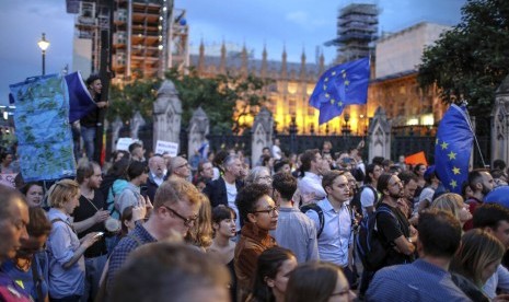 Pemrotes Anti-Brexit berunjuk rasa di depan gedung Parlemen di London, Rabu (28/8). Mereka menentang pembekuan parlemen olem Perdana Menteri Inggris Boris Johnson.