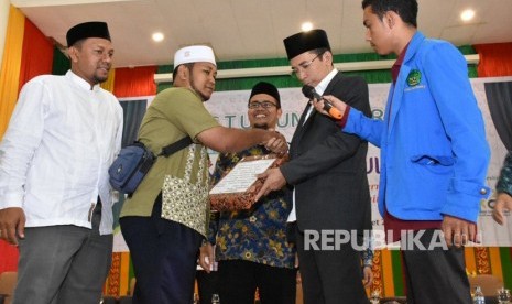 Pemuda Aceh, Denzo Pungoe menangis terharu saat bisa berjumpa dengan Gubernur NTB TGH Muhammad Zainul Majdi atau Tuan Guru Bajang (TGB) di UIN Ar-Raniri, Banda Aceh, Jumat (2/3).