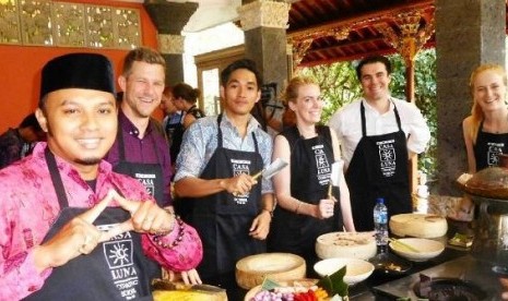 Pemuda Australia-Indonesia mengikuti kelas memasak masakan Bali di Ubud, Gianyar.