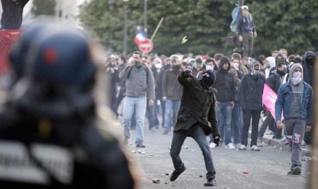 Pemuda bentrok dengan polisi anti huru hara saat aksi unjuk rasa menentang legalisasi  pernikahan sesama jenis di Paris, Ahad (26/5).