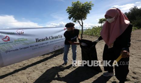 Pemuda dan pemudi yang tergabung dalam gerakan aksi baik yang difasilitasi yayasan Econusa dan penjaga laut membersihkan sampah di pantai Desa Lam Teungoh, Kecamatan Peukan Bada, Aceh Besar, Aceh, Kamis (28/10/2021). Aksi membersihkan lingkungan dalam rangka memperingati sumpah pemuda yang melibatkan puluhan aktivis, relawan, dan pemuda juga dilaksanaian di 76 titik secara serentak di seluruh Indonesia. 