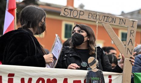 Pemuda dan pendukung Iran melakukan protes di luar kedutaan Iran di Roma, Italia, 10 Desember 2022, menyusul eksekusi seorang pengunjuk rasa di Iran. Iran pada 08 Desember mengeksekusi Mohsen Shekari dengan digantung setelah dia dihukum karena melukai seorang anggota pasukan paramiliter selama protes anti-pemerintah setelah kematian Mahsa Amini, kata pengadilan Iran.