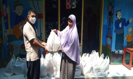 Pemuda Hidayatullah Pos Dia Batang-Pekalongan menyalurkan bantuan sembako kepada warga terdampak Covid-19 di Desa Kalisasak, Batang Jawa Tengah.