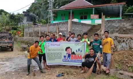 Pemuda Hidayatullah Sulawesi Tengah menggelar kegiatan Bersih-Bersih Masjid (BBM)  di Masjid Al-Akbar di  Dusun Petunggu, Desa Gunung Sari, Pasangkayu, Ahad  (13/3).