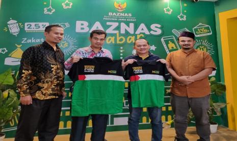 Pemuda ICMI Jabar juga menyampaikan donasi infaq untuk disalurkan ke Palestina melalui BAZNAS Jawa Barat.