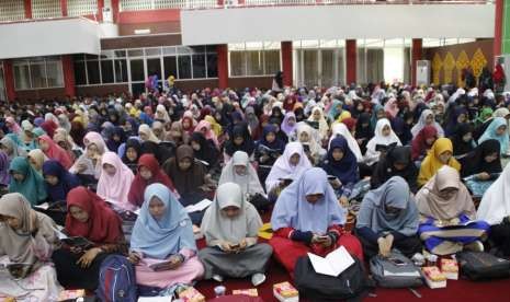 Pemuda Membaca Kitab Suci di UIN Imam Bonjol, Kota Padang, Senin (17/9).