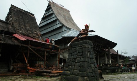 Pemuda Nias menampilkan atraksi lompat batu