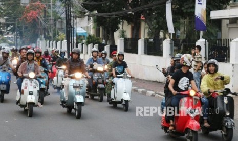 Pemuda Muhammadiyah Scooterist Vespa menyelenggarakan kegiatan silaturahmi di Jakarta, Sabtu (22/7). 