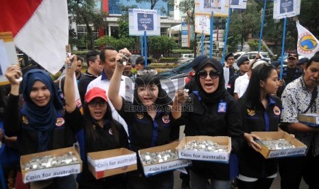 Pemuda Nasional melakukan aksi demontrasi dengan membawa uang koin di depan Kedutaan Besar Australia, Jakarta, Jumat (27/2). 